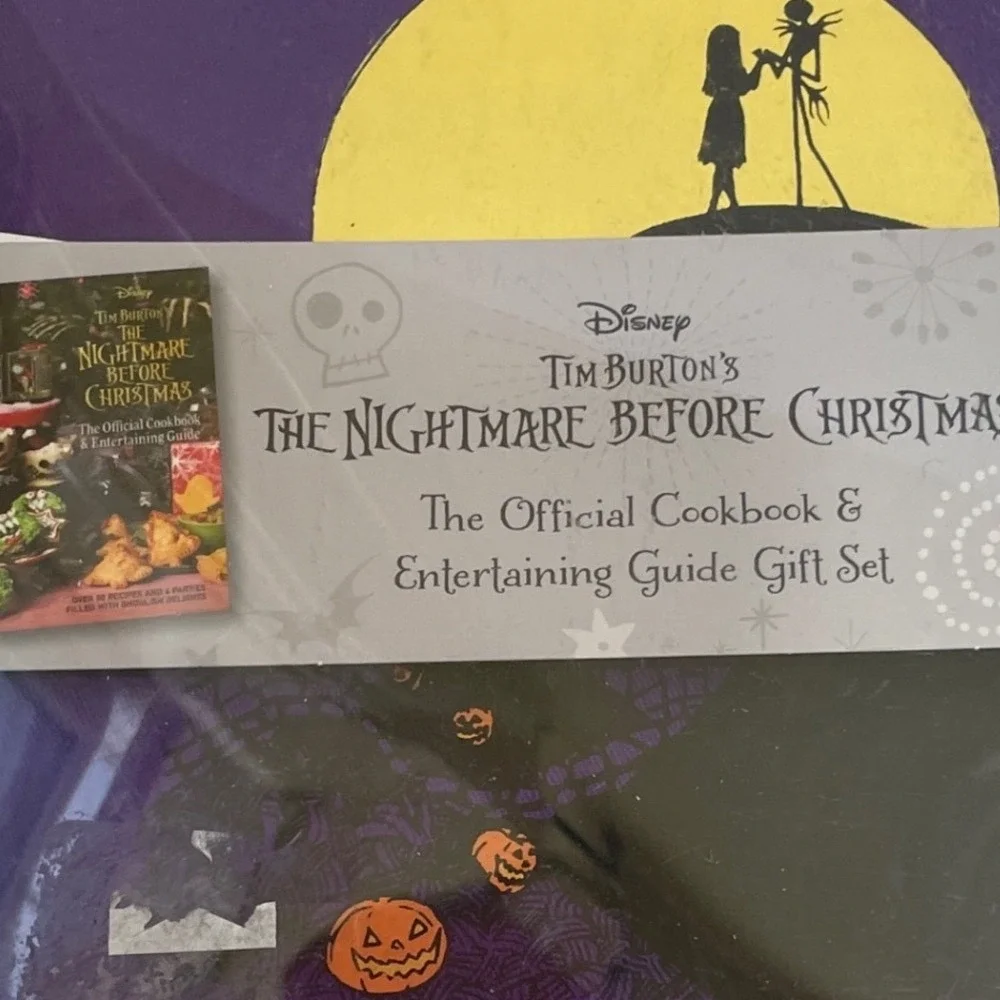NEW IN BOX DISNEY THE NIGHTMARE BEFORE CHRISTMAS OFFICIAL COOKBOOK & APRON‎